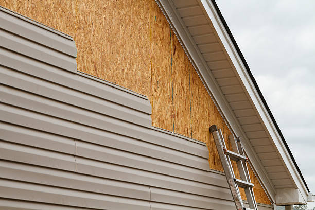 Professional Siding Repair technician working in Zelienople, PA